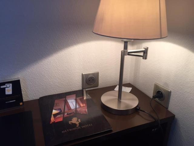 Metropol Hotel Calais Bagian luar foto